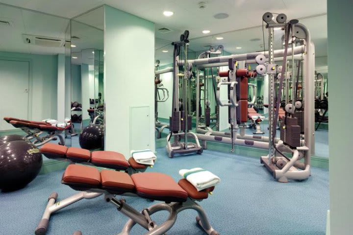 Fitness center at Crowne Plaza London, hotel in the area of Ealing