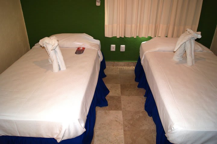 Guest room with two twin beds at Villamar Princesa Suites