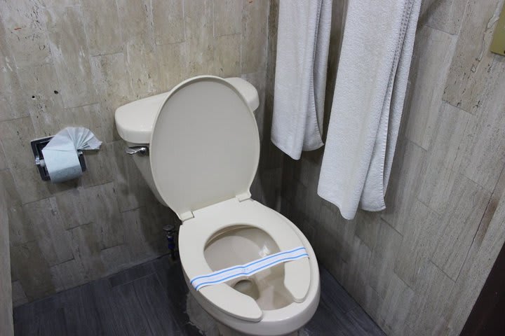 Baño de huéspedes