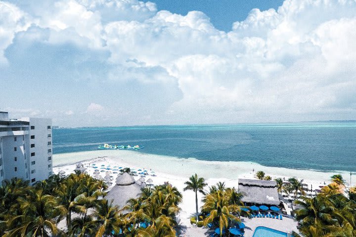 Vista panorámica del área de piscinas