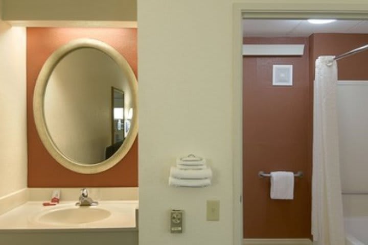 Las habitaciones del hotel Red Roof Inn Chicago - O'Hare Airport cuentan con tina y regadera