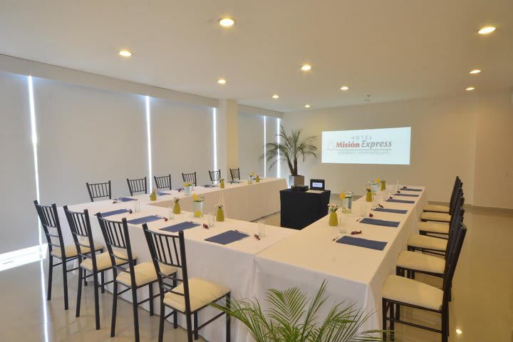 El salón de eventos está completamente equipado