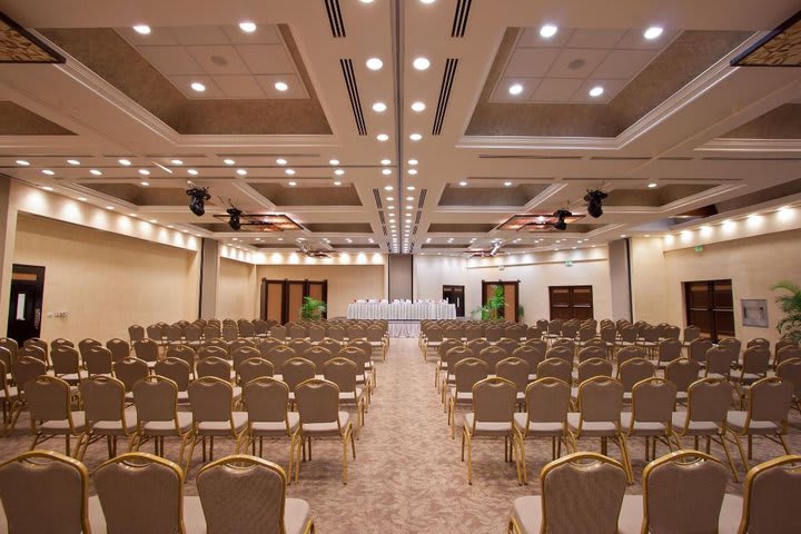 One of the meeting rooms can accommodate up to 400 guests