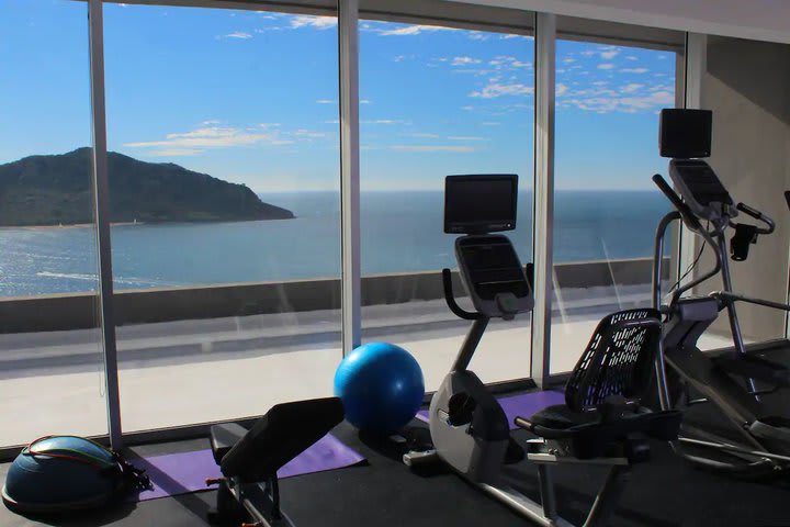 Gimnasio con vista al mar