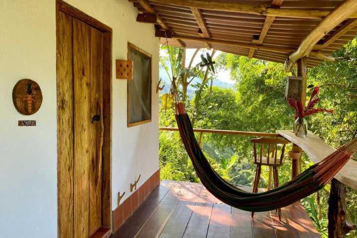 Terraza con hamaca afuera de una habitación