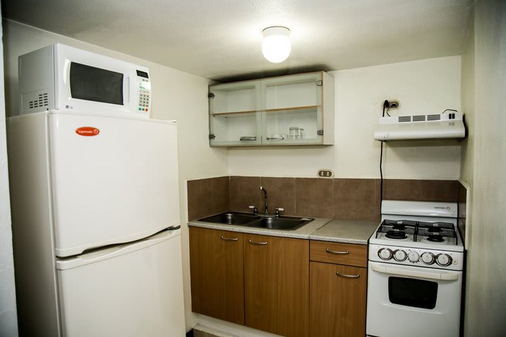 Cocina y comedor de una habitación suite de lujo queen con balcón