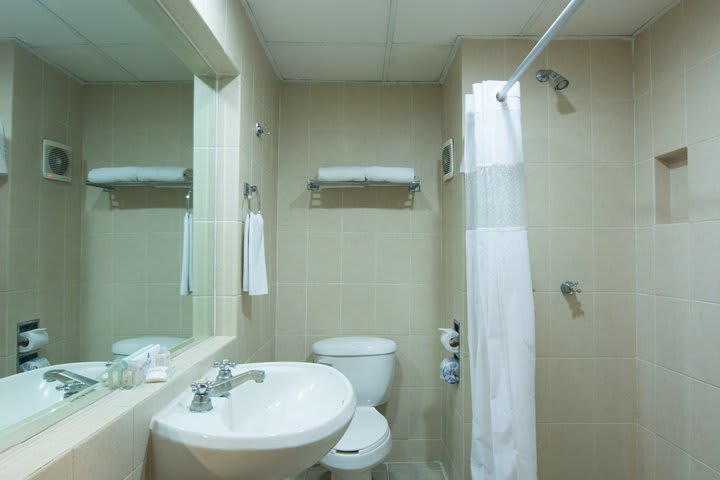 Baño de huéspedes