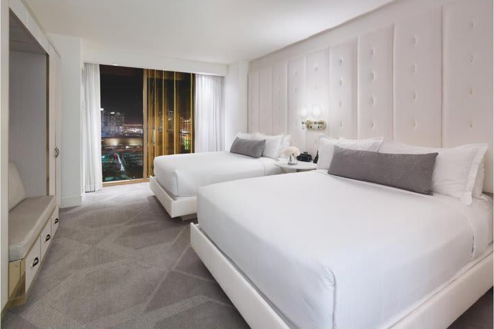 Suite Delano con dos camas y vista al Strip