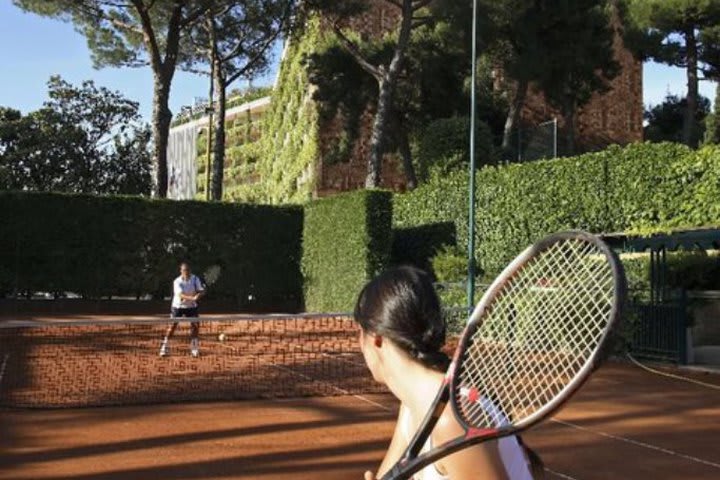 Cancha profesional de tenis en arcilla dentro del hotel Rome Cavalieri