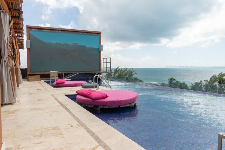 Piscina en la terraza con vista panorámica