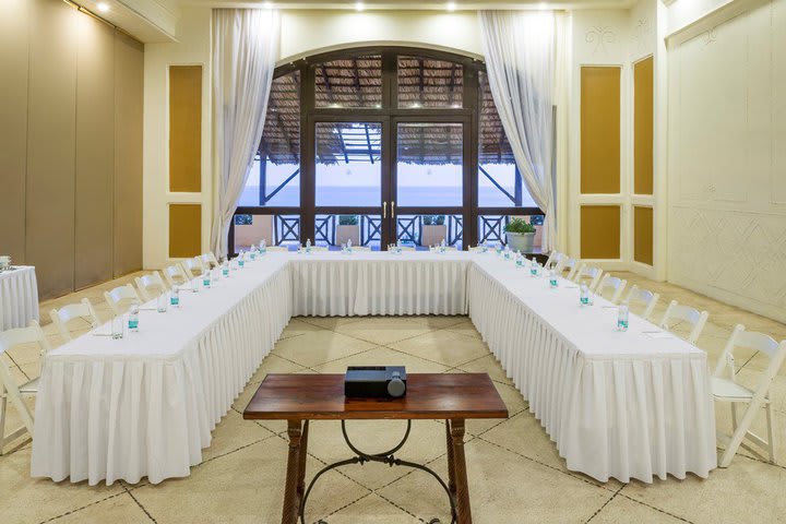 Montaje tipo herradura en una salón de eventos