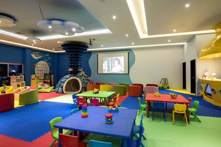 El club de niños tiene juegos de mesa y actividades