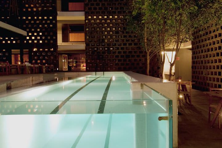 La piscina tiene una pared de vidrio