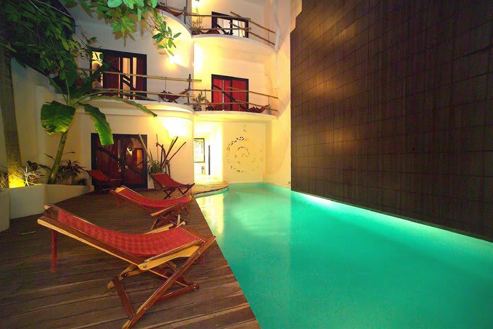 Vista de la piscina al interior del hotel