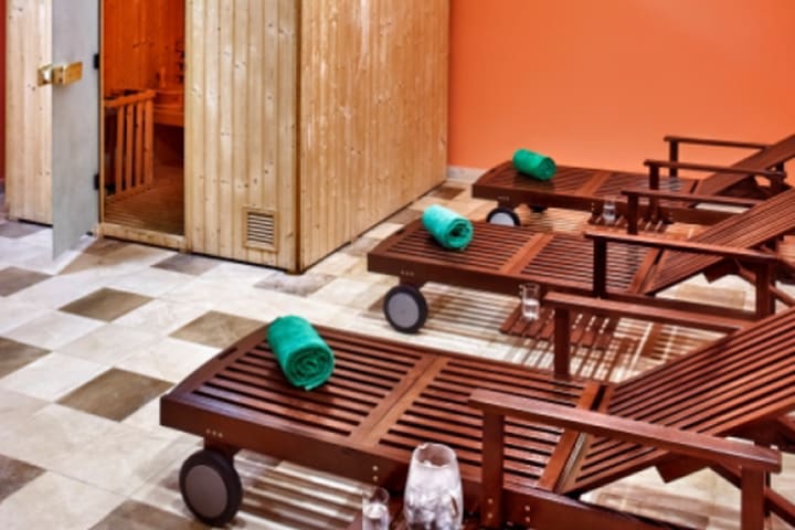 Sauna y área de descanso en el spa