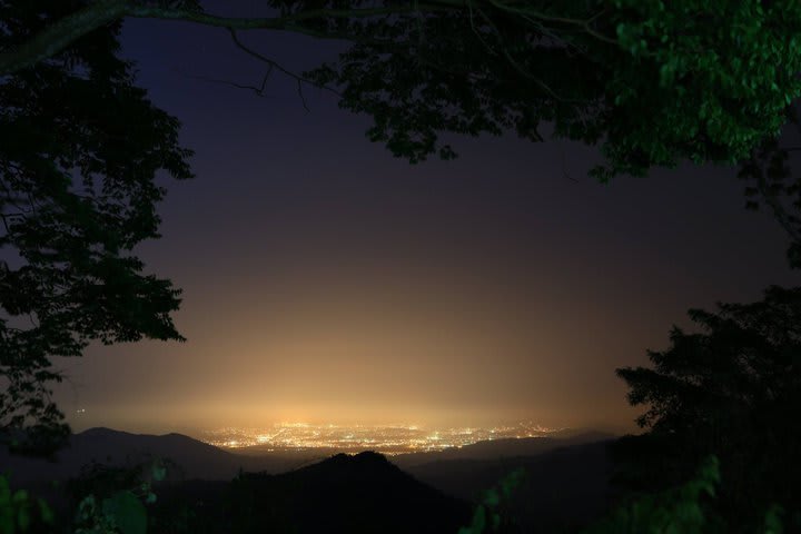 Vista de la ciudad al anochecer