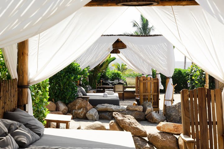 Sitting area in front of the beach