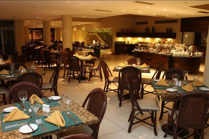 Hotel Vila Gale Eco Resort do Cabo has different restaurants