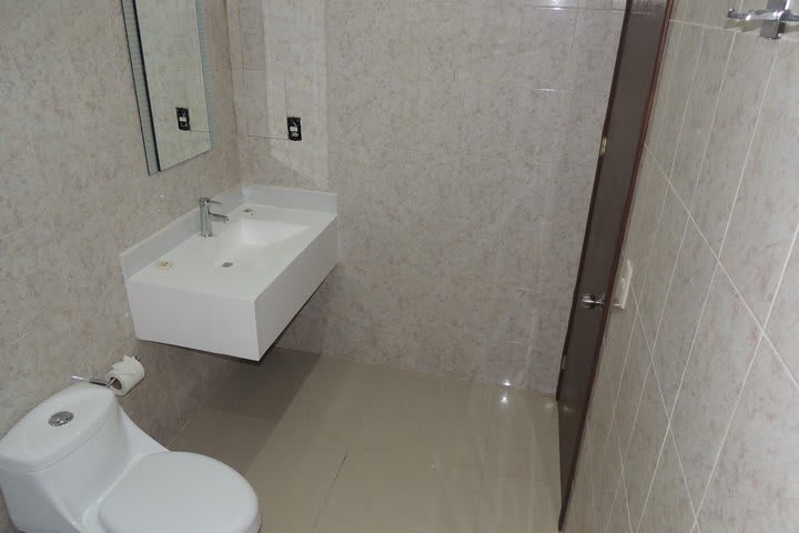 Baño de huéspedes