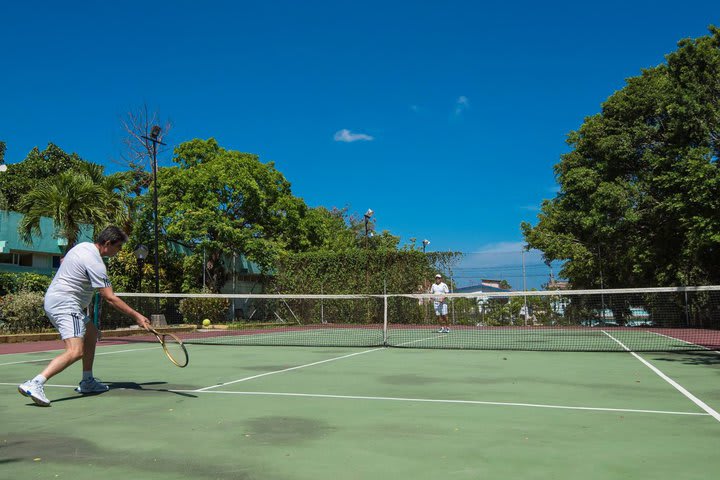 Cancha de tenis disponible en la propiedad