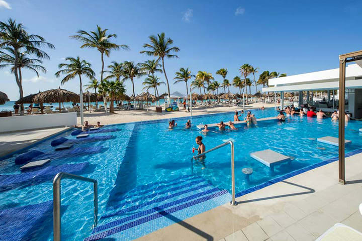 Hay camas para tomar el sol dentro de la piscina