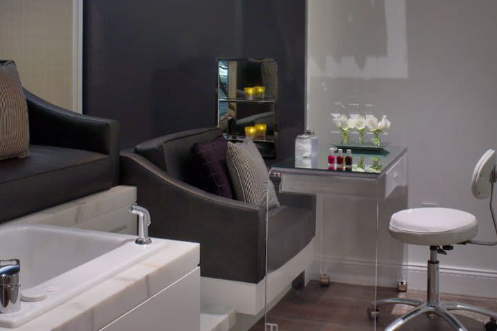 El spa ofrece servicio de manicura y pedicura en el hotel The Surrey