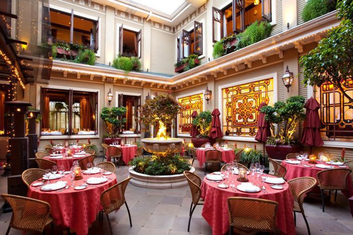 Hotel Grano de Oro has a restaurant serving international cuisine