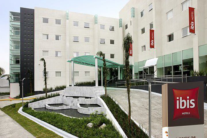 Facade of the Ibis Guadalajara Expo