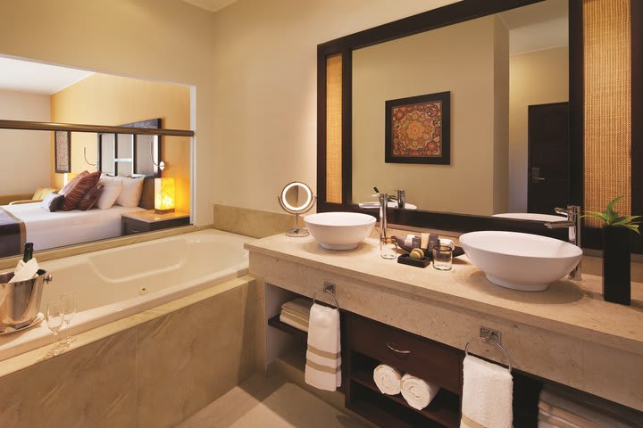 Baño con jacuzzi de una junior suite