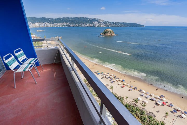 Bahía penthouse has a balcony overlooking the ocean