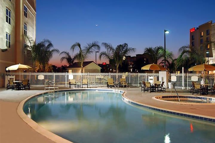 Alberca del Residence Inn by Marriott Airport, hotel en Orlando