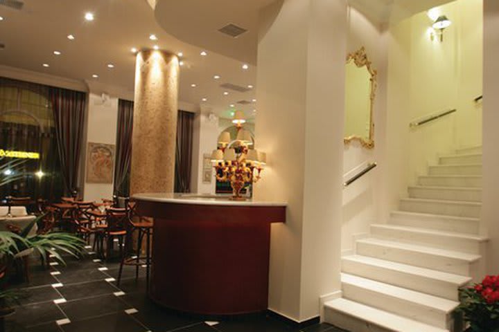 Lobby del hotel Lotus Athens en el centro de Atenas