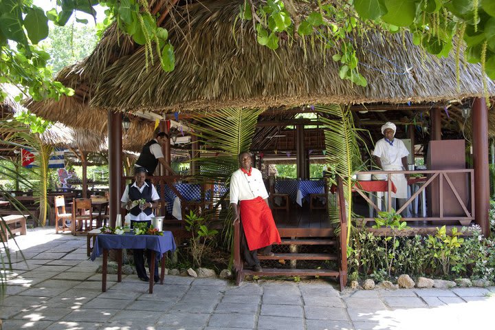 En los restaurantes se sirven comida internacional y especialidades criollas