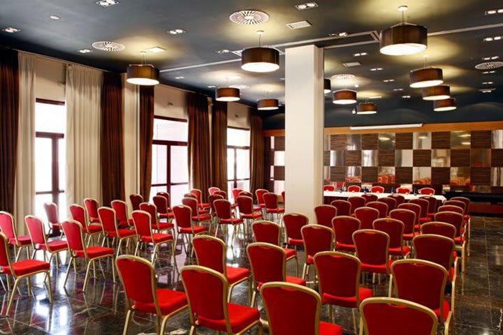 Las instalaciones del hotel Holiday Inn Madrid - Las Tablas incluyen salones de eventos