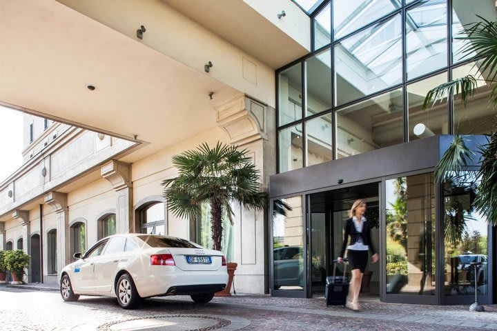 El Cosmo Hotel Palace en el norte de Milán cuenta con estacionamiento