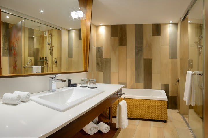 Habitación con baño privado con bañera de hidromasaje rectangular (imagen generada por computadora)