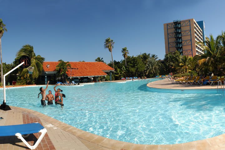 La propiedad cuenta con dos piscinas