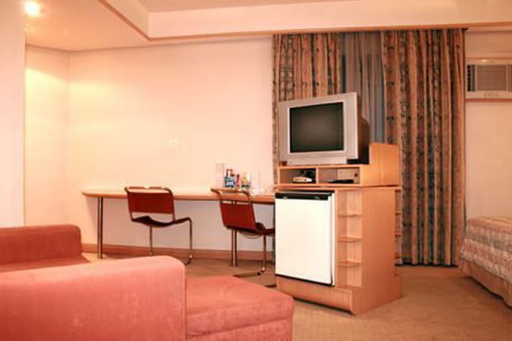 All guest rooms at Tsue Bienal Flat are equipped with mini-refrigerator and work desk