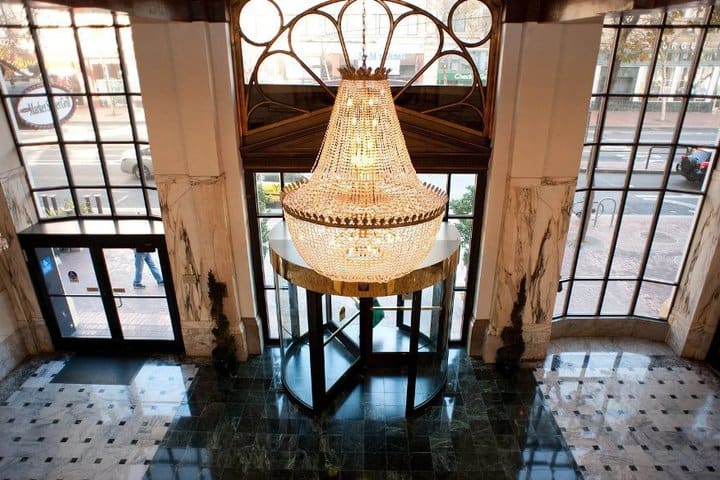 El lobby tiene candelabros de cristal austriacos en el Hotel Whitcomb en San Francisco