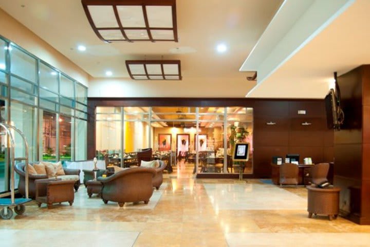 Lobby del hotel Radisson Colón 2,000 en Panamá