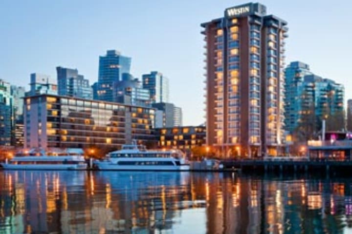 Vista exterior del hotel The Westin Bayshore en Vancouver