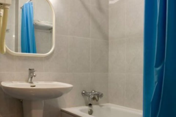 Baño de una habitación en el Gran Atlanta en Madrid