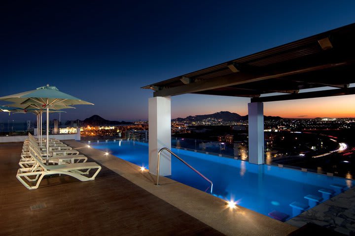 Vista nocturna de la piscina