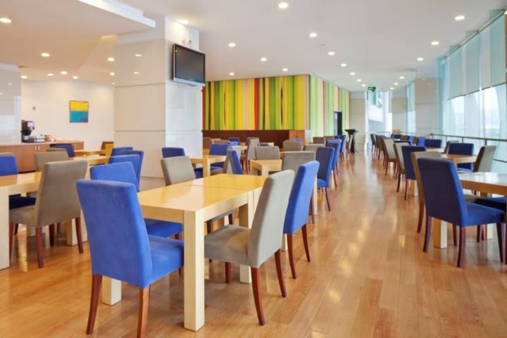 Holiday Inn Express Shanghai Zhabei cuenta con un restaurante de comida internacional