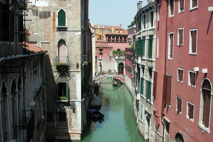 Hotel All'Angelo está junto a uno de los canales de Venecia