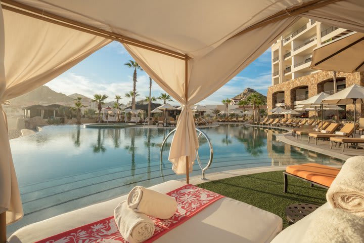 Sitting area next to the pool