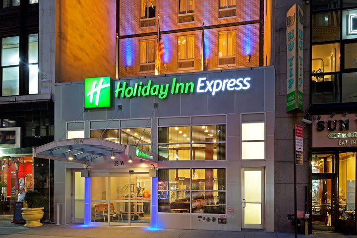 Fachada  del Holiday Inn Express New York City Fifth Avenue