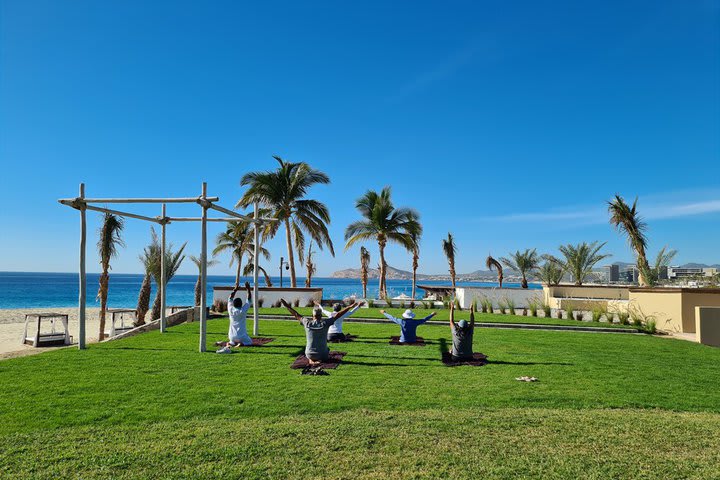 Yoga frente a la playa