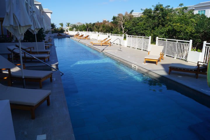 Swim-up guest rooms with direct access to the pool