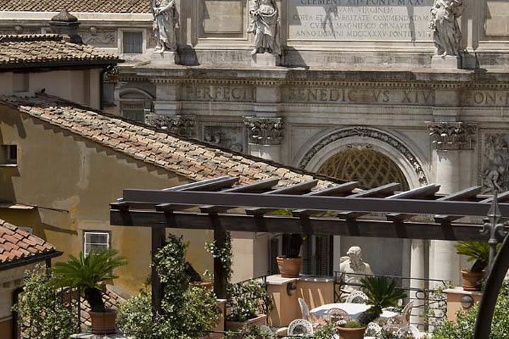 Terraza con vista panorámica a la ciudad de Roma en el Hotel Trevi